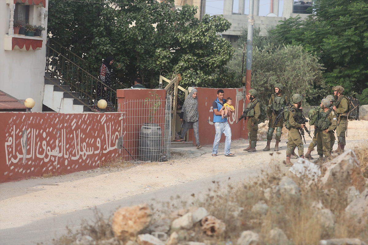 İsrail askerleri Filistinli 2 ailenin evini yıktı - 0