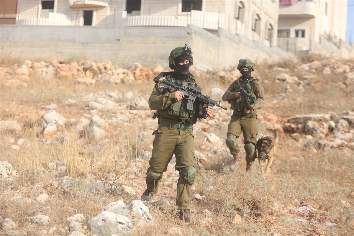 İsrail askerleri Filistinli 2 ailenin evini yıktı - 0