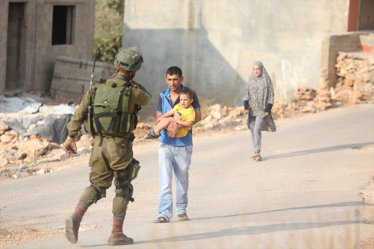 İsrail askerleri Filistinli 2 ailenin evini yıktı - 0