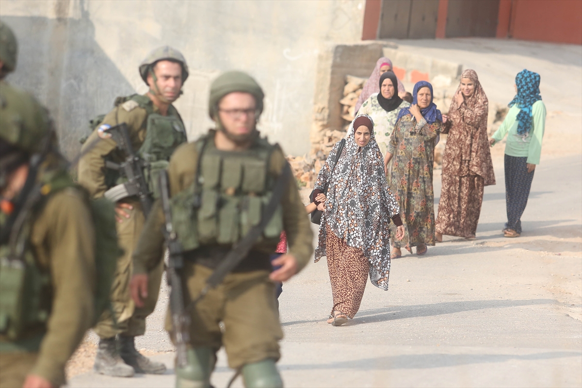 İsrail askerleri Filistinli 2 ailenin evini yıktı - 0