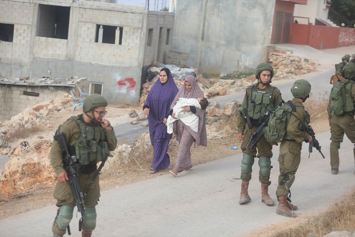 İsrail askerleri Filistinli 2 ailenin evini yıktı - 0