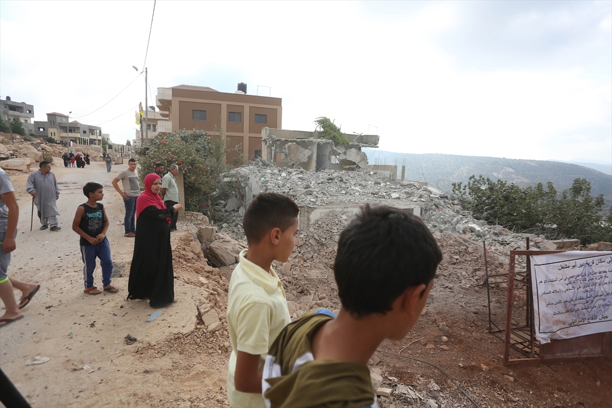 İsrail askerleri Filistinli 2 ailenin evini yıktı - 0