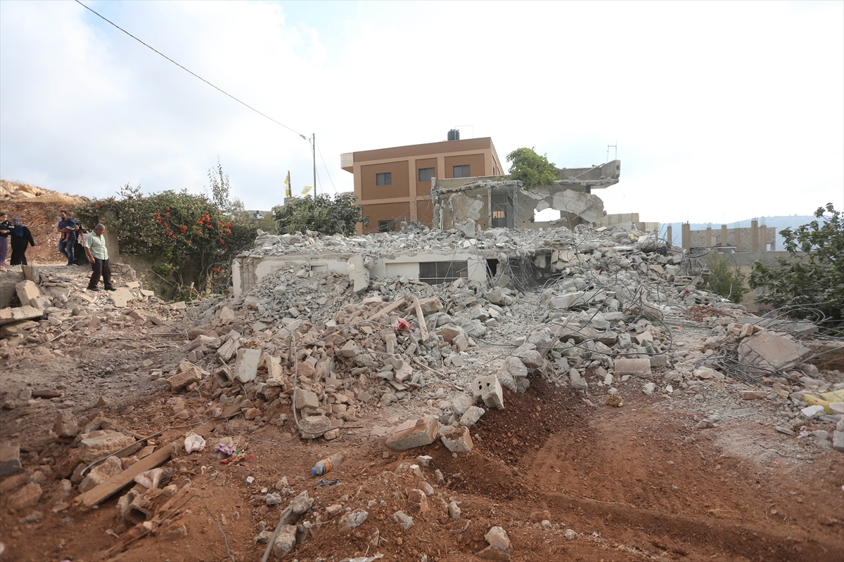 İsrail askerleri Filistinli 2 ailenin evini yıktı - 0