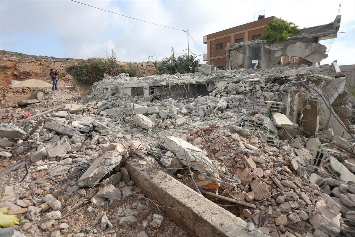 İsrail askerleri Filistinli 2 ailenin evini yıktı - 0