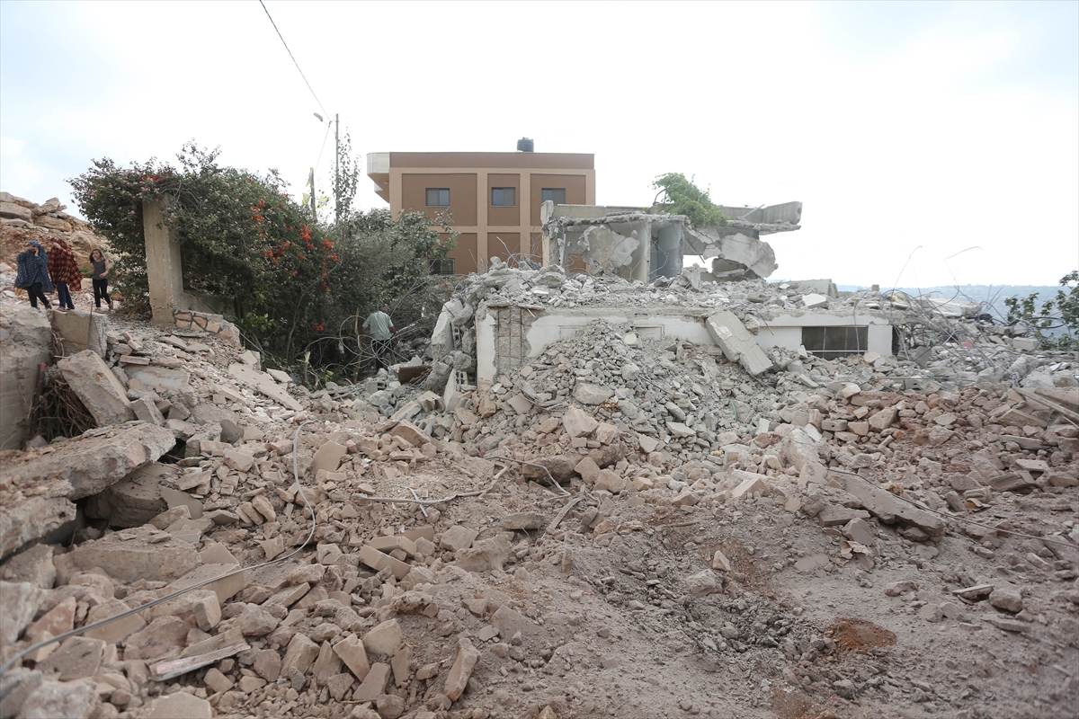 İsrail askerleri Filistinli 2 ailenin evini yıktı - 0