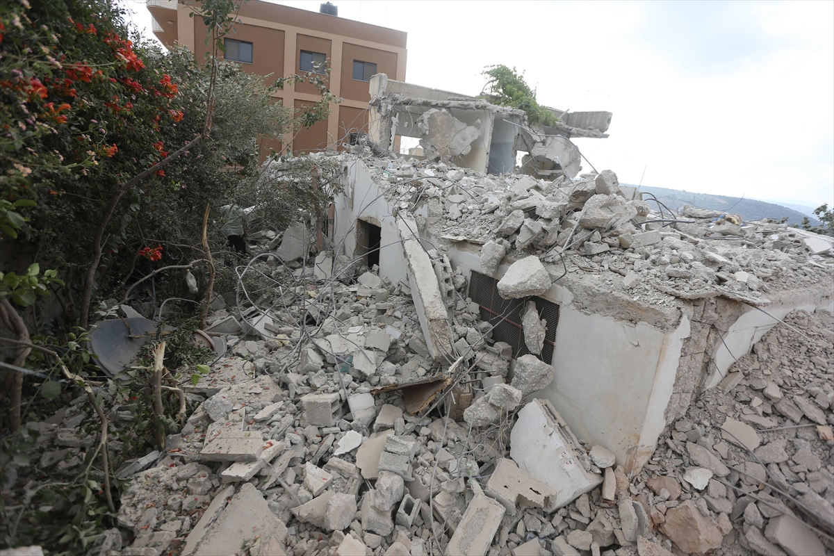 İsrail askerleri Filistinli 2 ailenin evini yıktı - 0