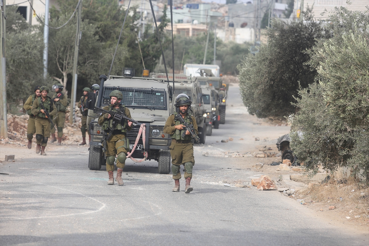 İsrail askerleri Filistinli 2 ailenin evini yıktı - 0