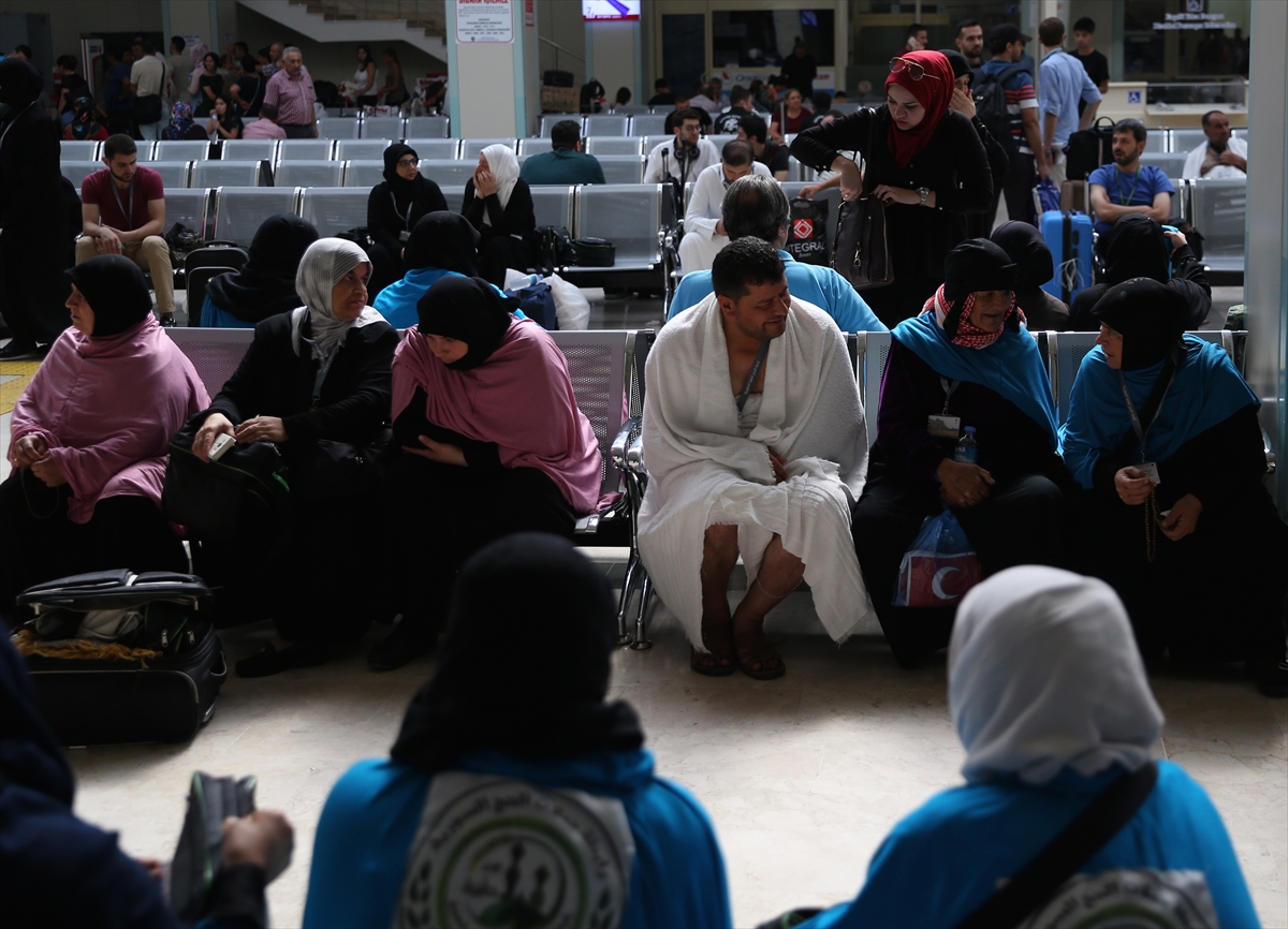 Suriyeli hacılar, Türkiye'den hacca gitti - 0