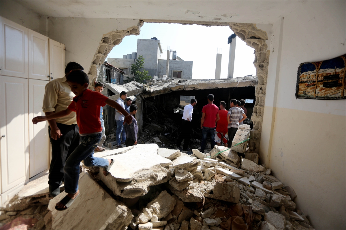 İsrail Filistinli ailenin evini yıktı - 0