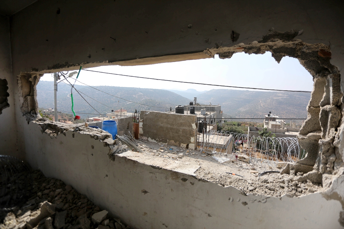 İsrail Filistinli ailenin evini yıktı - 0