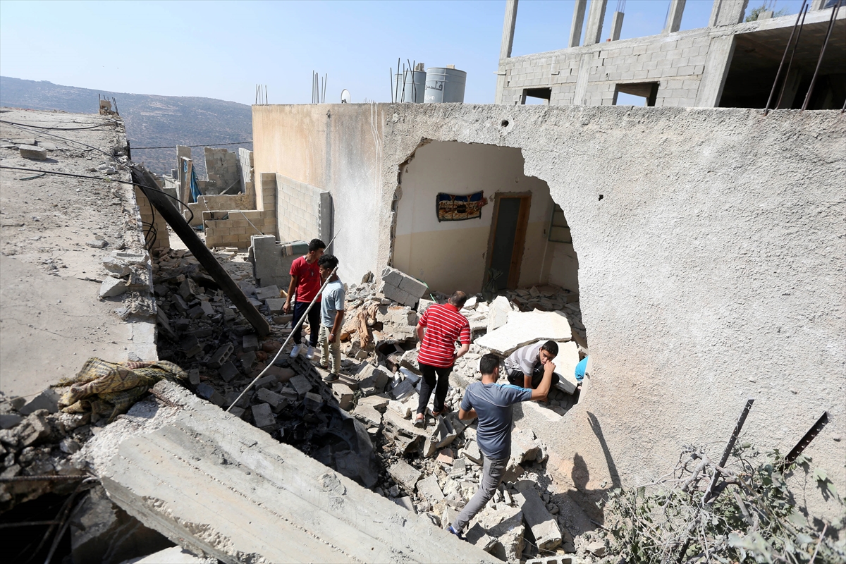 İsrail Filistinli ailenin evini yıktı - 0