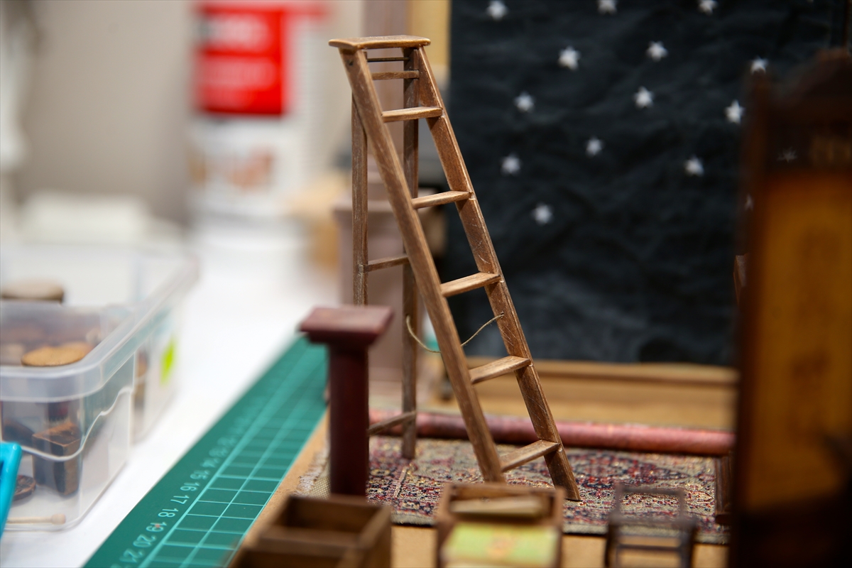 Iraklı sanatçının 'avuç içine' sığan eserleri - 1