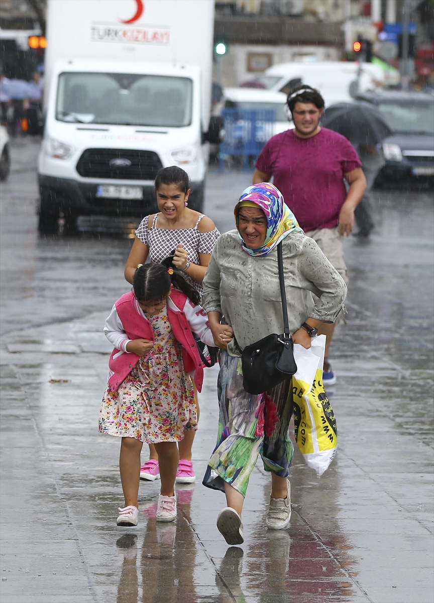 İstanbul'daki sağanak yağıştan kareler - 4
