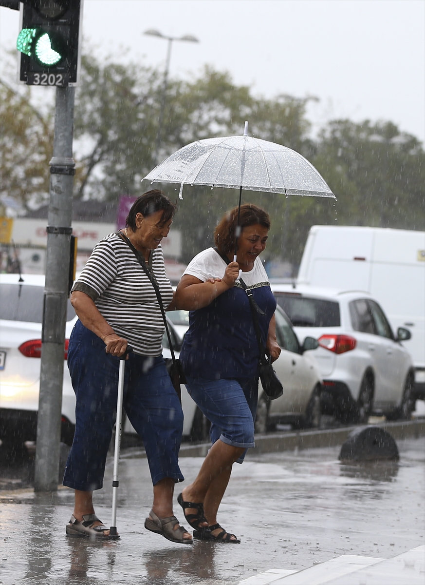 İstanbul'daki sağanak yağıştan kareler - 9