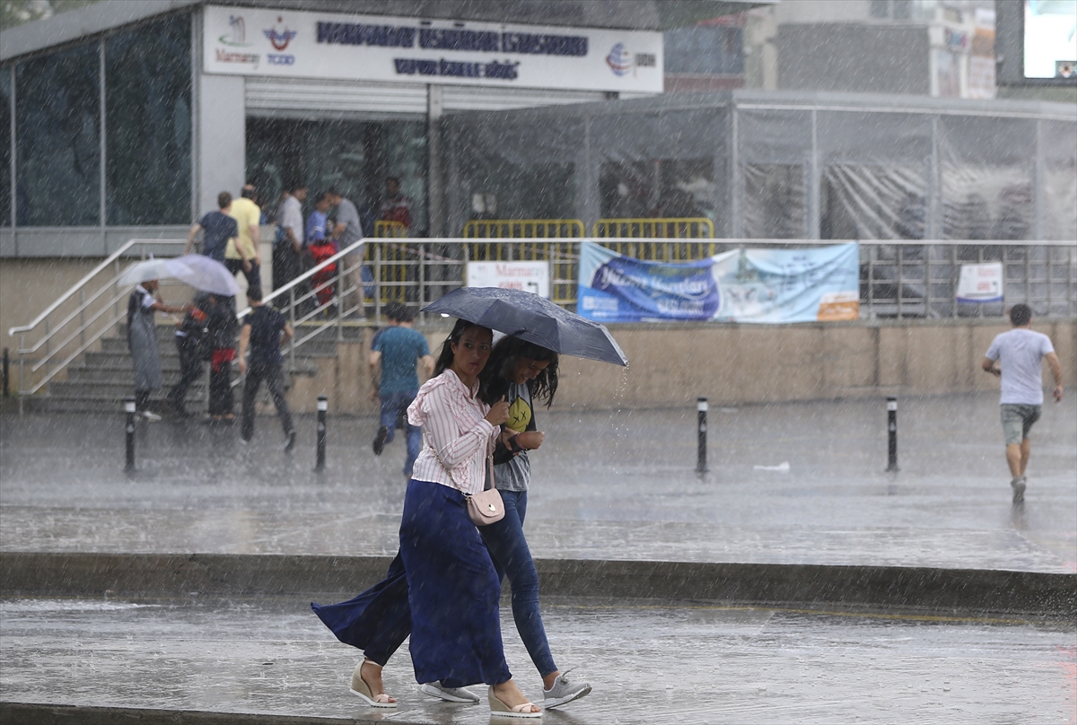İstanbul'daki sağanak yağıştan kareler - 12