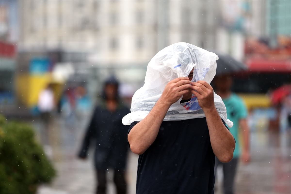 İstanbul'daki sağanak yağıştan kareler - 0