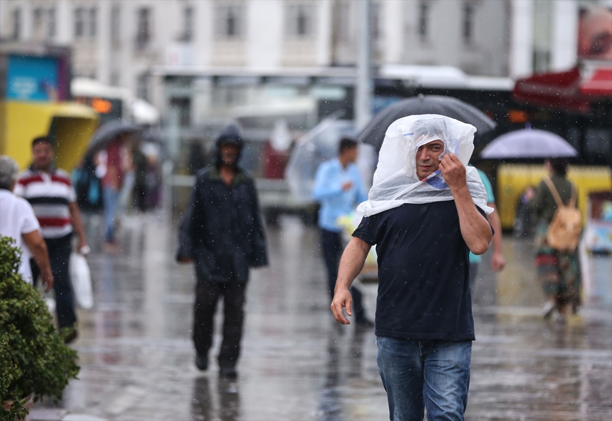 İstanbul'daki sağanak yağıştan kareler - 0