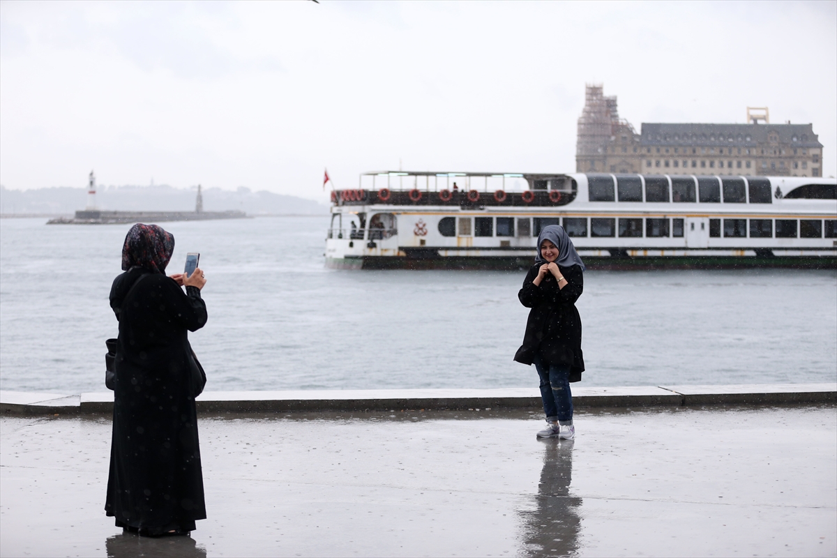 İstanbul'daki sağanak yağıştan kareler - 0