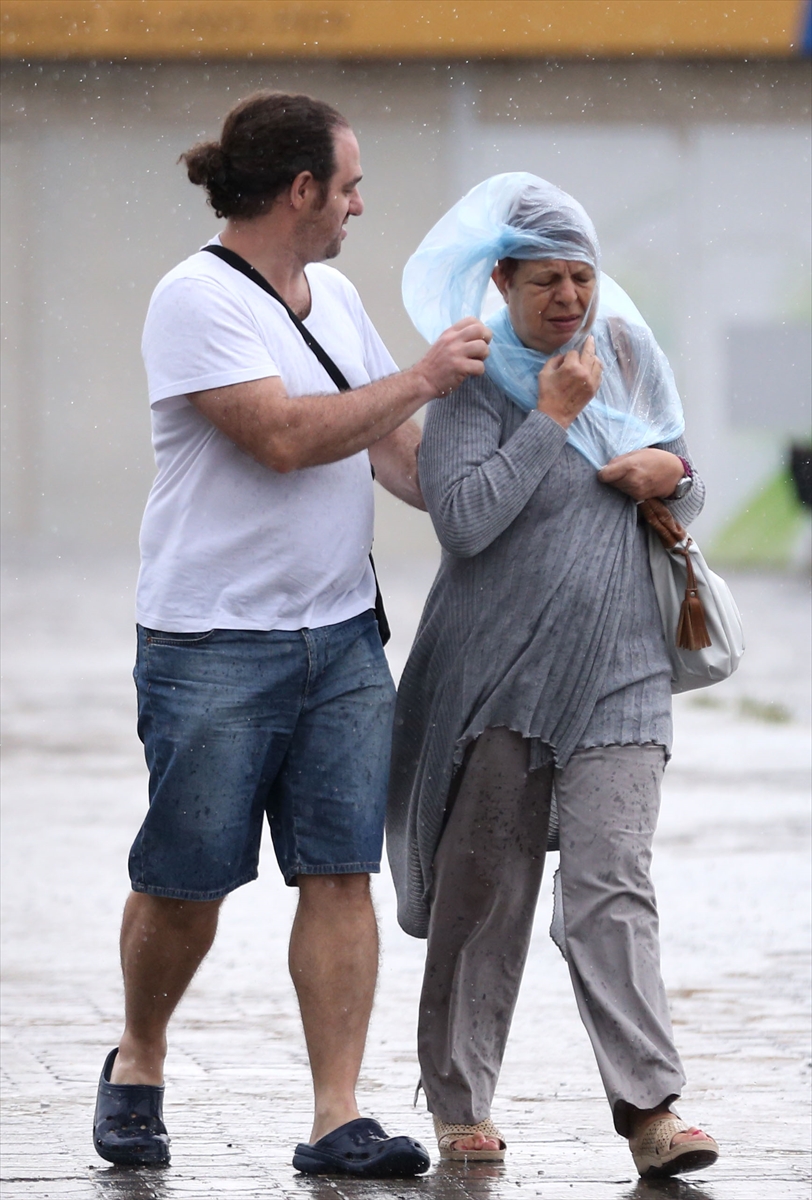 İstanbul'daki sağanak yağıştan kareler - 0