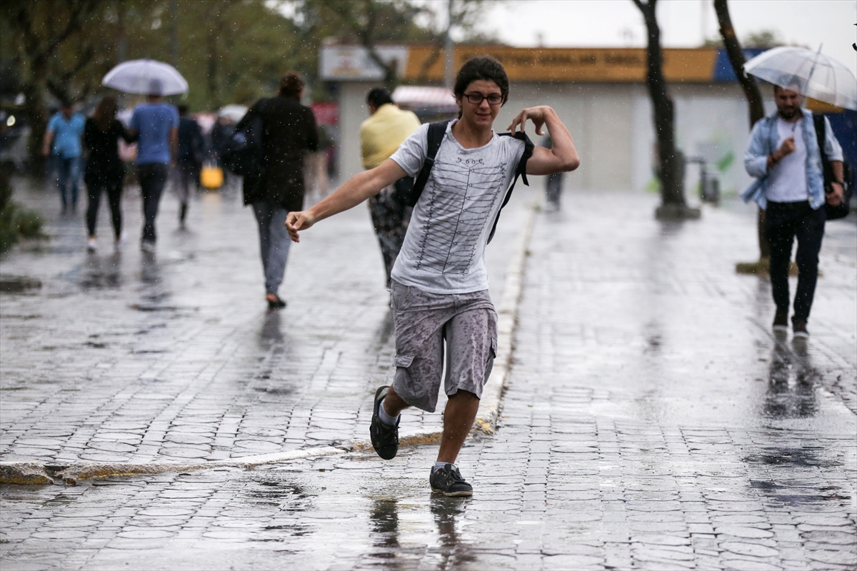 İstanbul'daki sağanak yağıştan kareler - 0