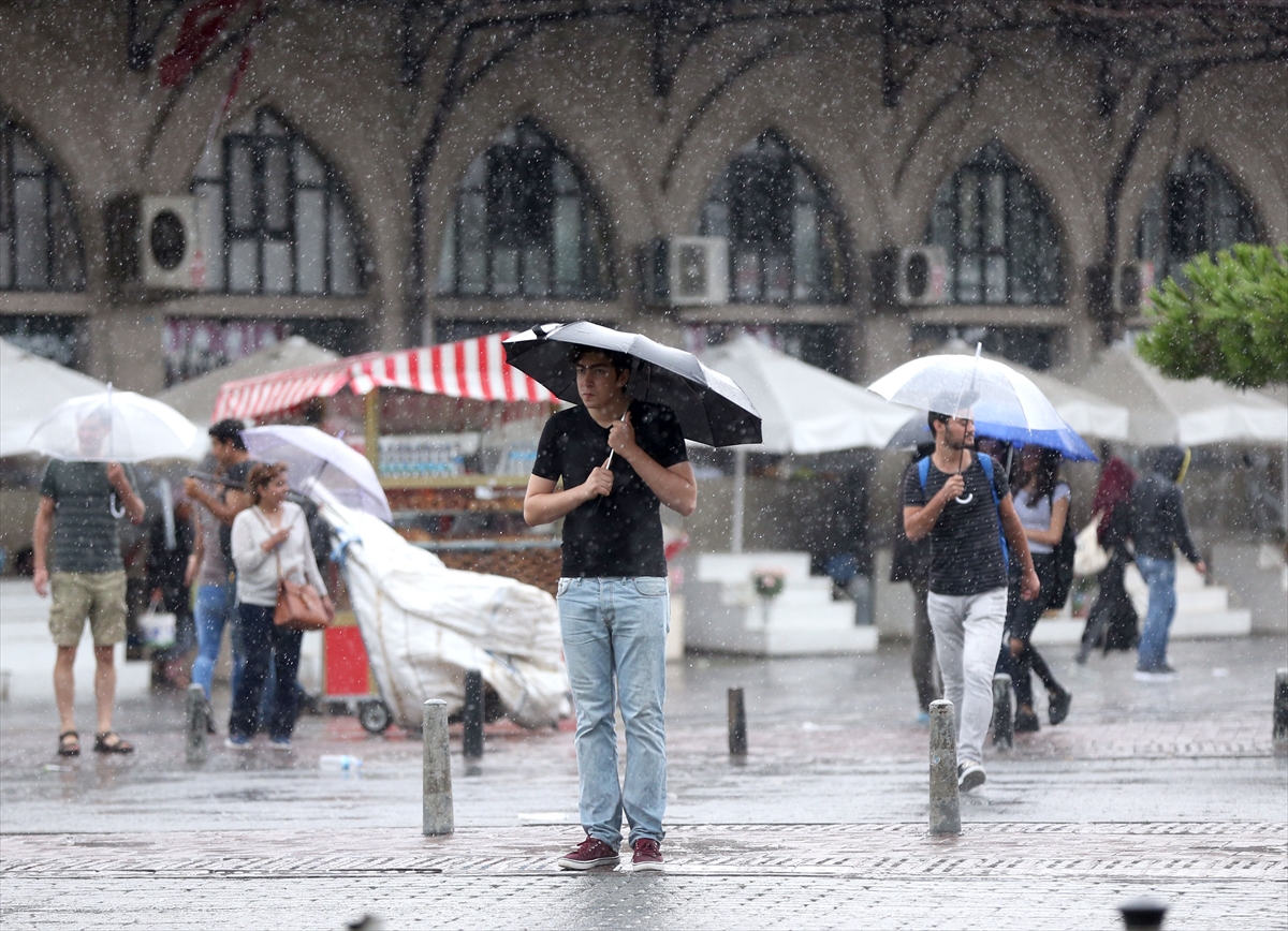 İstanbul'daki sağanak yağıştan kareler - 0