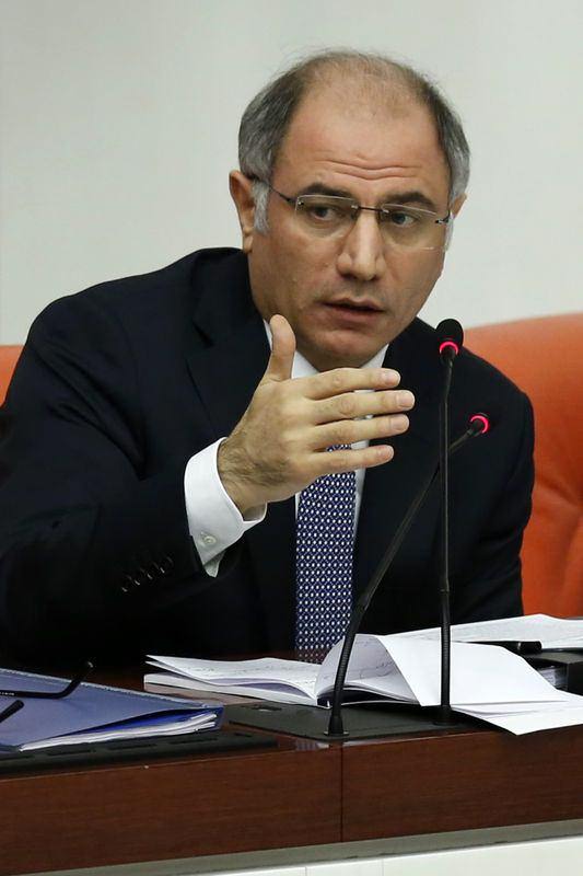 Siyasi isimler kaç yaşında? - 32