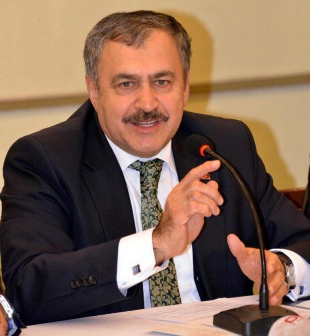 Siyasi isimler kaç yaşında? - 44