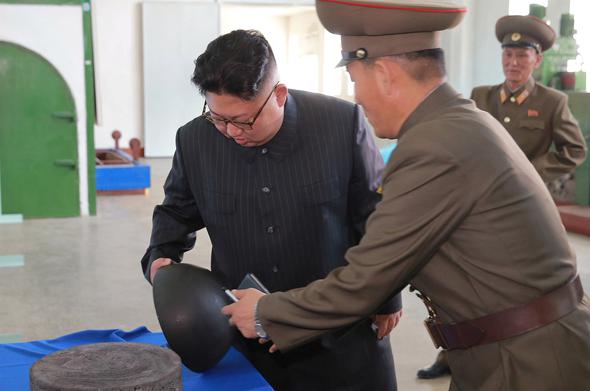 Kuzey Kore Lideri Kim Jong Un yeni füzeleri inceledi - 0