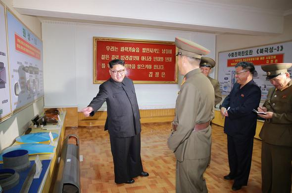 Kuzey Kore Lideri Kim Jong Un yeni füzeleri inceledi - 0