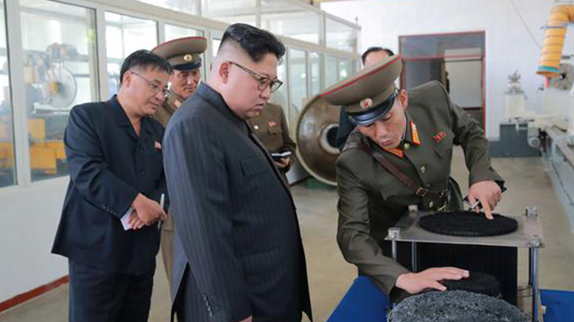Kuzey Kore Lideri Kim Jong Un yeni füzeleri inceledi - 0