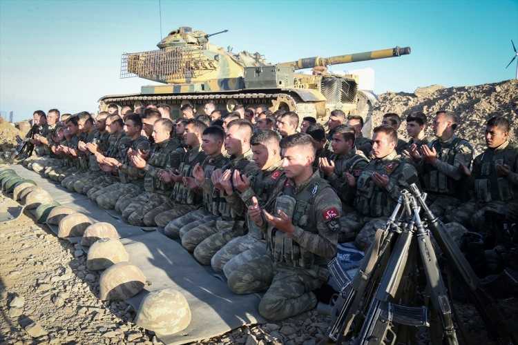 Mehmetçik bayramı 2 bin 900 metrede karşıladı - 1