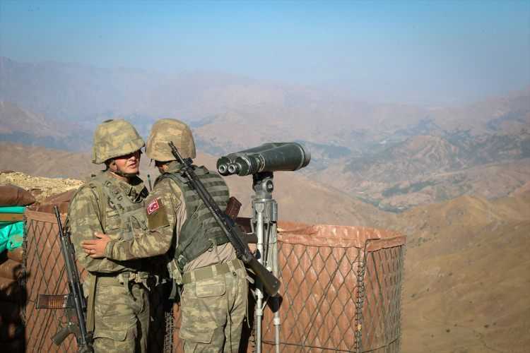 Mehmetçik bayramı 2 bin 900 metrede karşıladı - 13