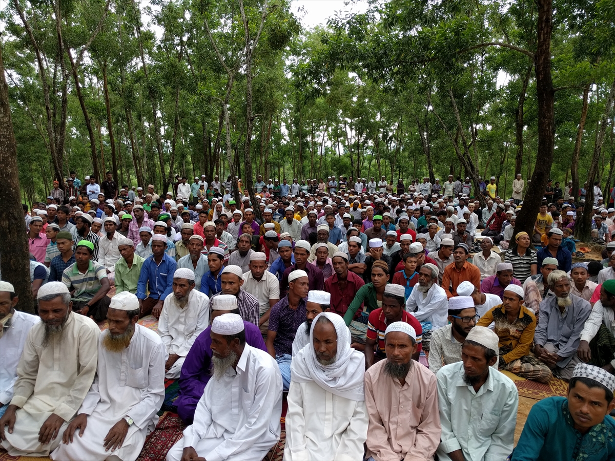 Bangladeş yolundaki Arakanlıların Bayram namazı - 1