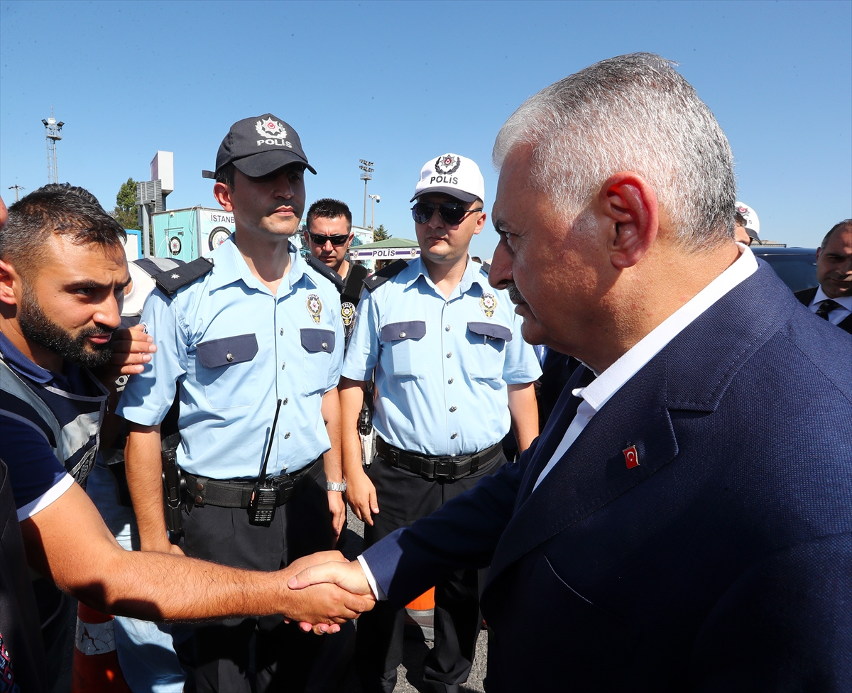 Yıldırım trafik polisleriyle bayramlaştı - 3