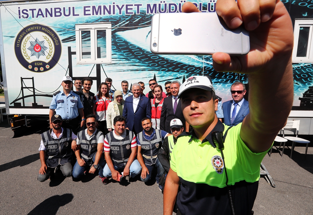 Yıldırım trafik polisleriyle bayramlaştı - 8