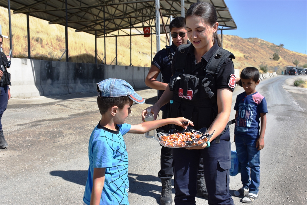 Şırnak'ta polisler vatandaşın bayramını kutladı - 0