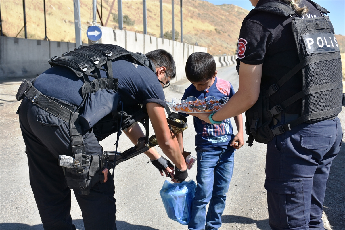 Şırnak'ta polisler vatandaşın bayramını kutladı - 0