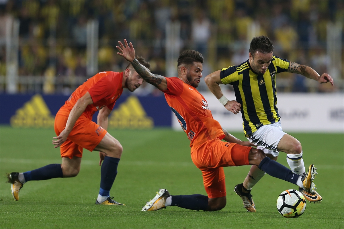 Kıran kırana mücadelede gülen taraf Başakşehir - 24