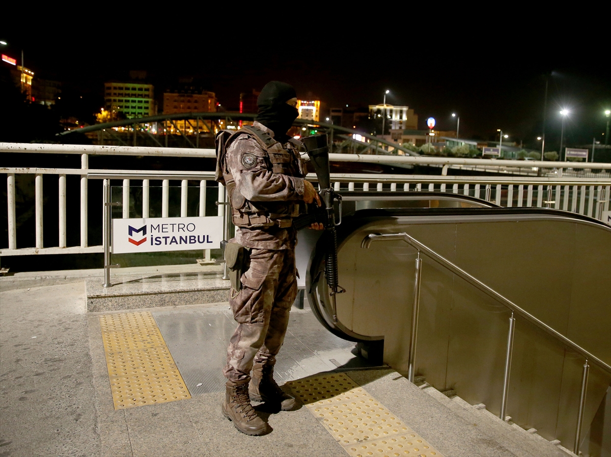 Fatih'te metro istasyonunda silahla ateş açıldı - 0