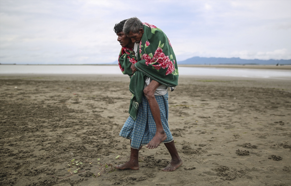 Göç yolundaki Arakan Müslümanlarının yeni görüntüleri - 0