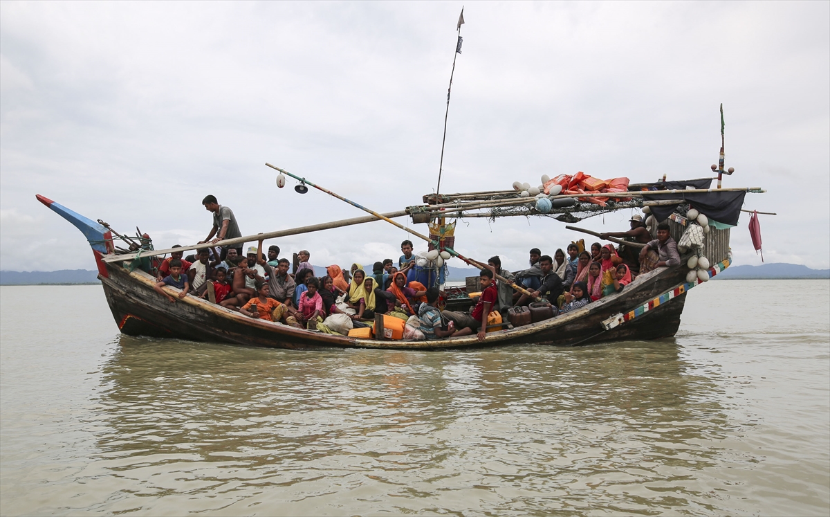 Göç yolundaki Arakan Müslümanlarının yeni görüntüleri - 0