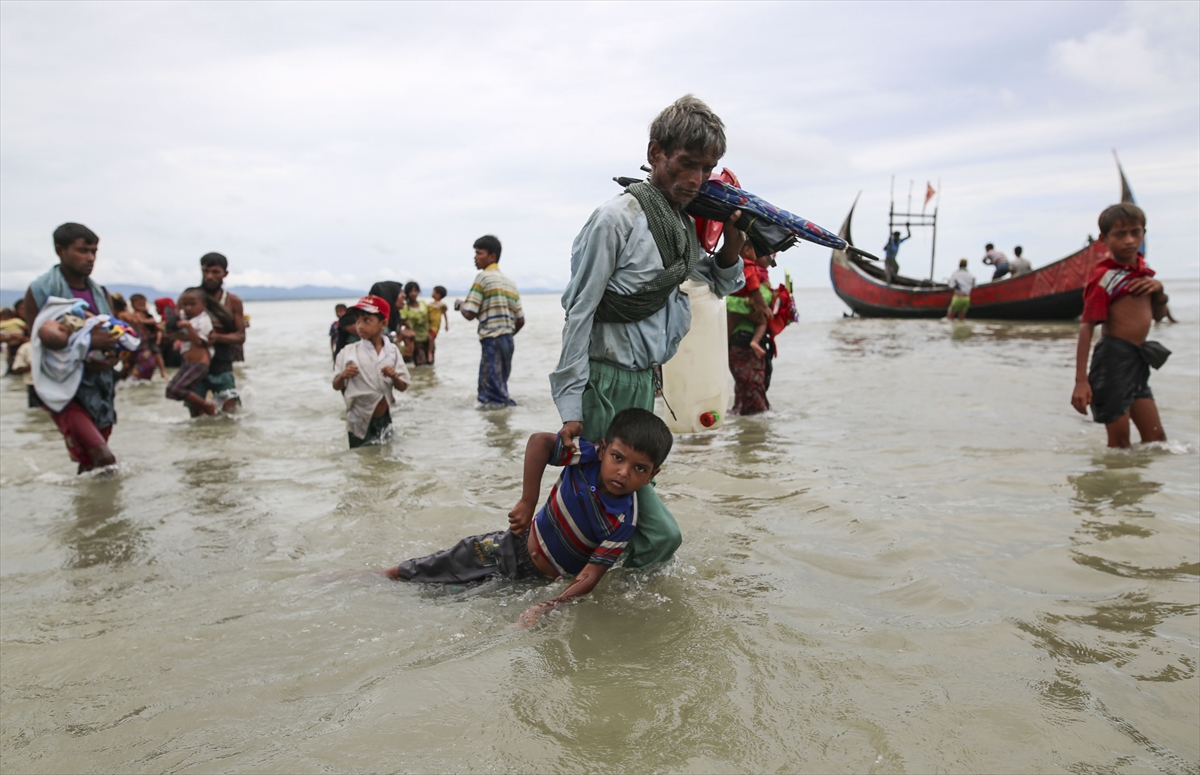 Göç yolundaki Arakan Müslümanlarının yeni görüntüleri - 0