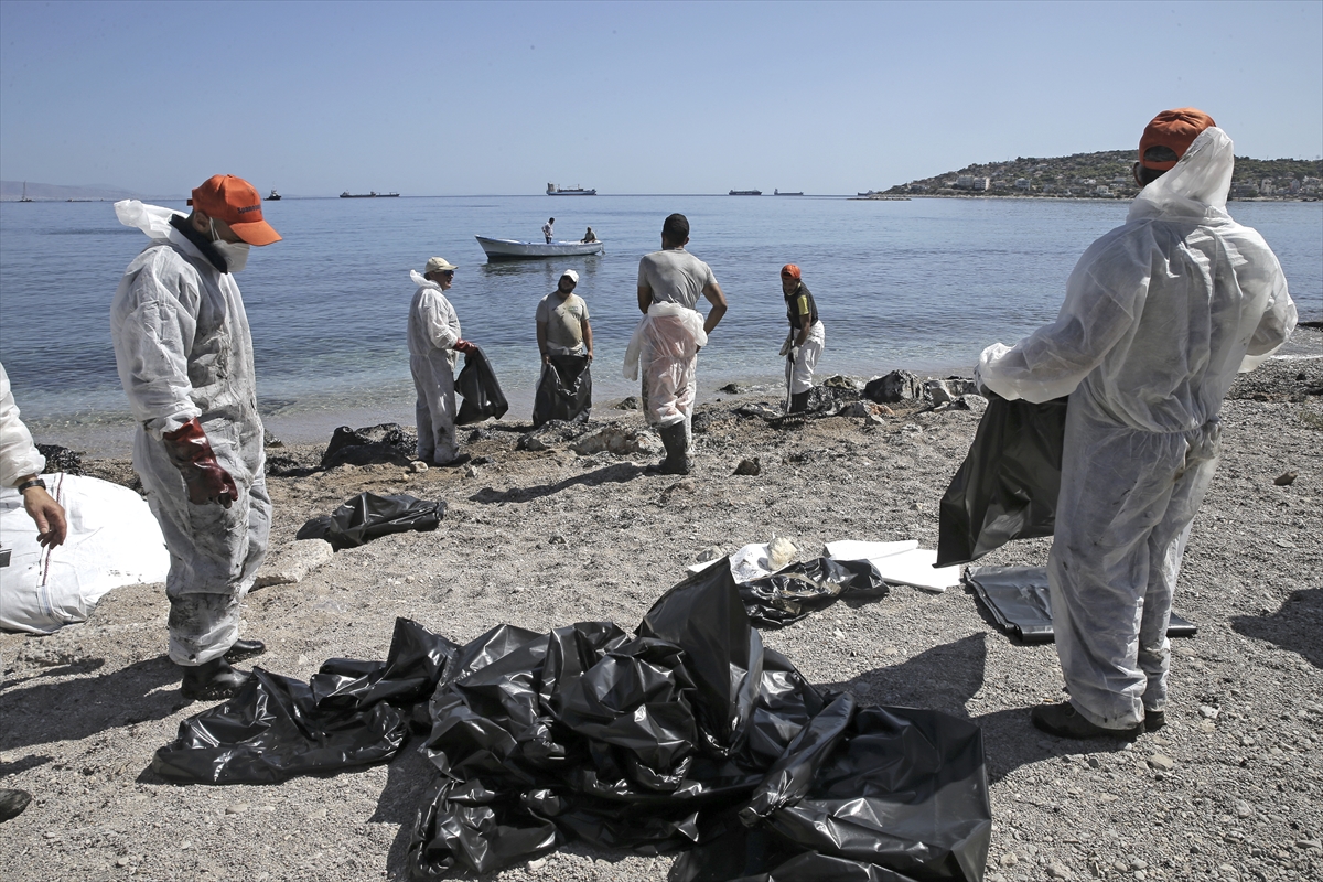 Yunan adasında sahil siyaha büründü - 7