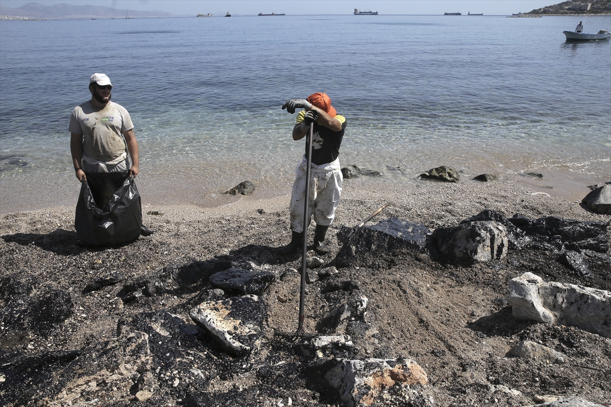 Yunan adasında sahil siyaha büründü - 8