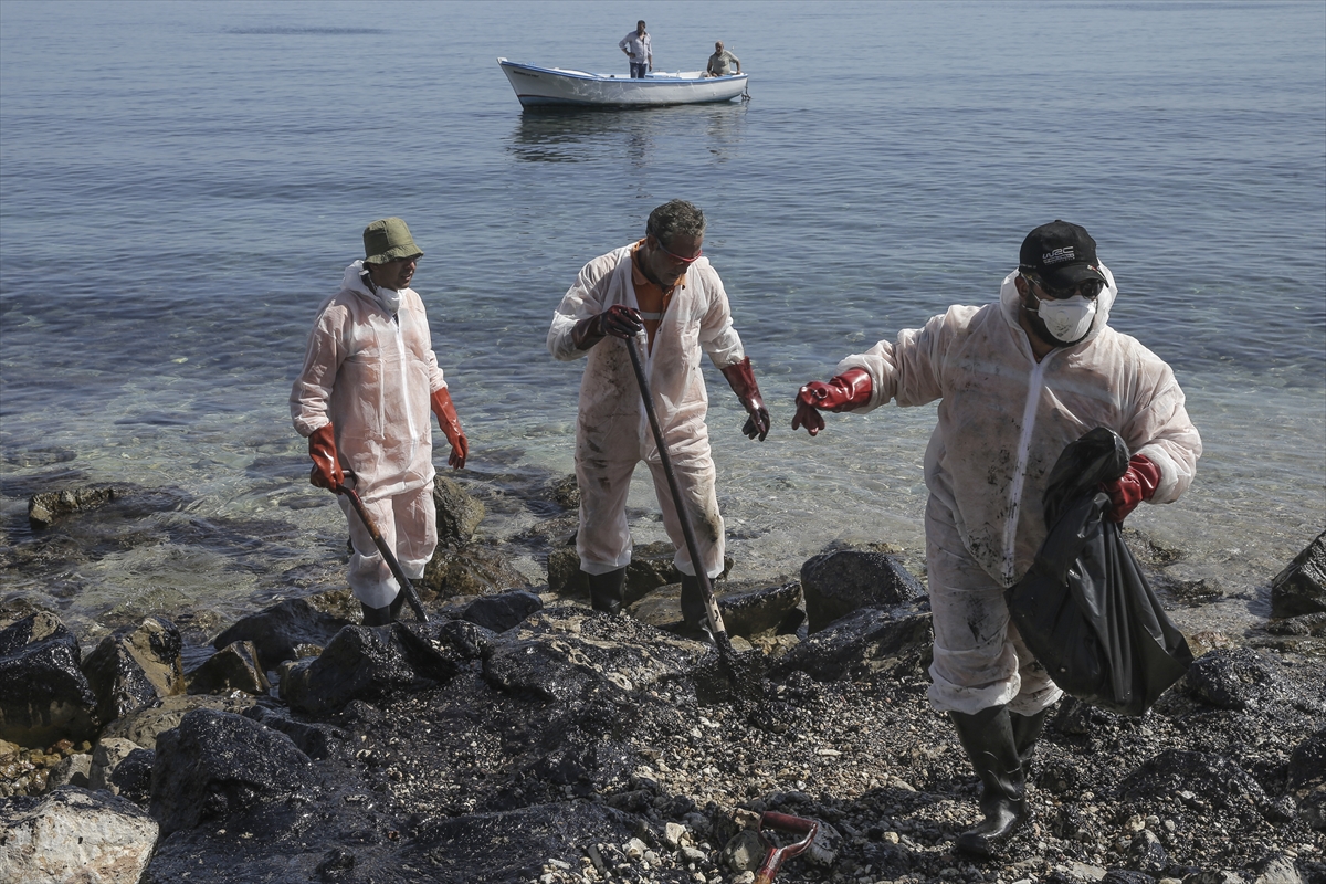 Yunan adasında sahil siyaha büründü - 9