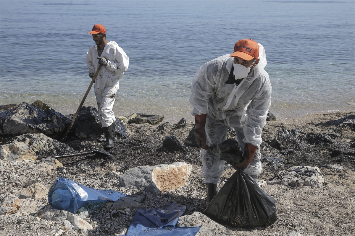 Yunan adasında sahil siyaha büründü - 10