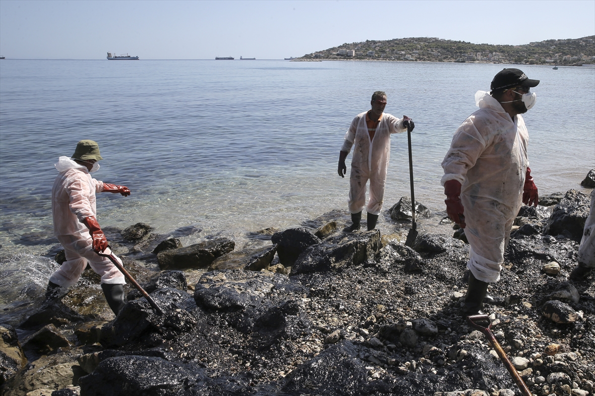 Yunan adasında sahil siyaha büründü - 11