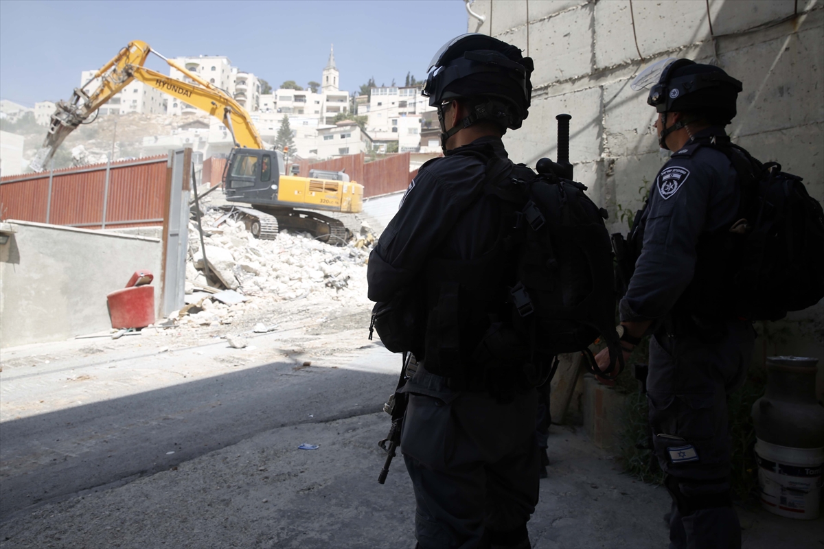 İsrail Filistinlilere ait binayı yıktı! - 0