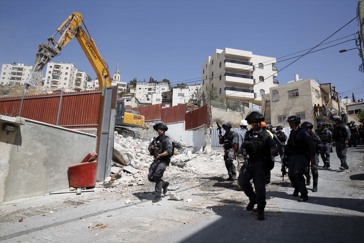 İsrail Filistinlilere ait binayı yıktı! - 0