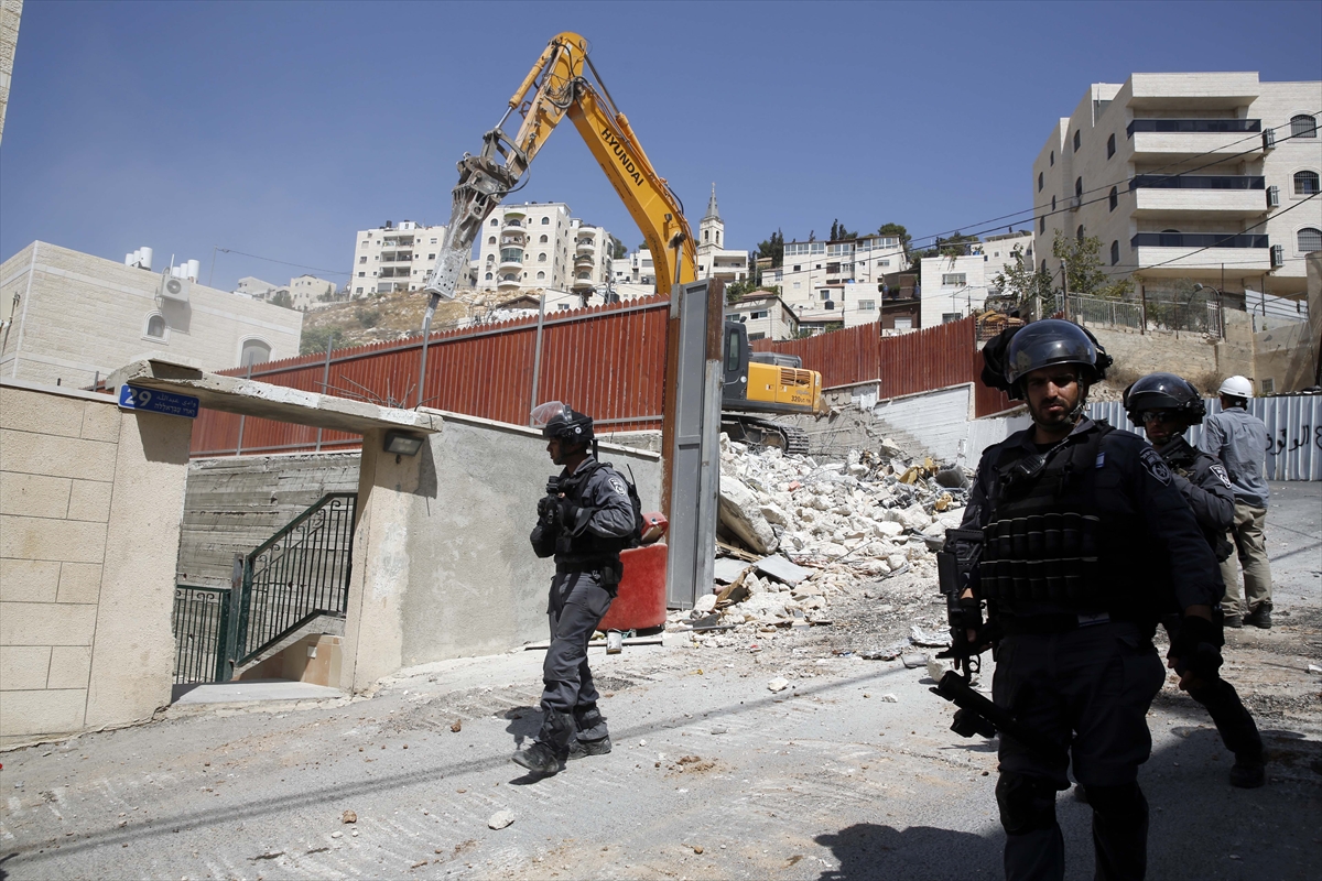 İsrail Filistinlilere ait binayı yıktı! - 0